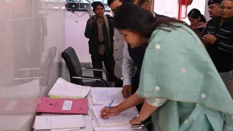 प्रभारी डीएम वरुणा अग्रवाल ने किया ईवीएम–वीवीपैट वेयरहाउस का निरीक्षण, दिए निर्देश