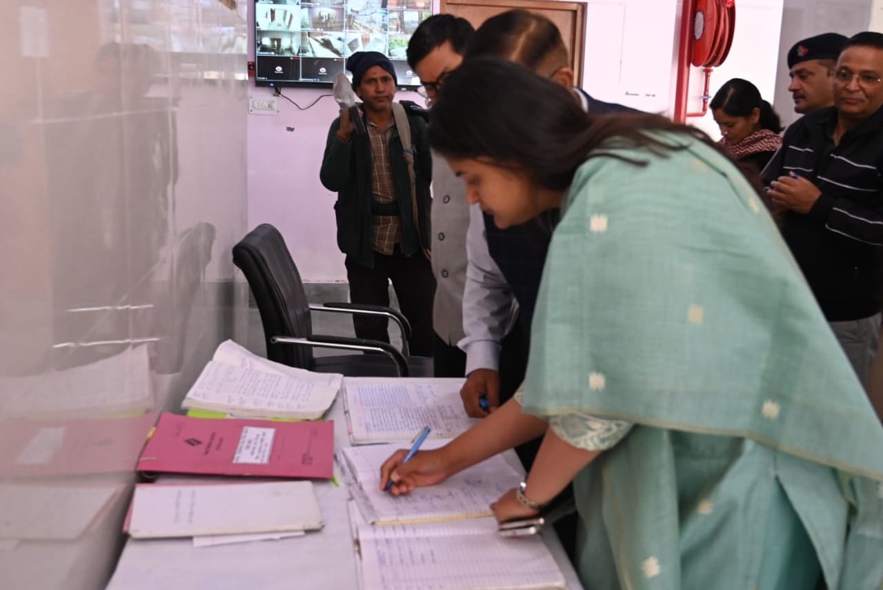 प्रभारी डीएम वरुणा अग्रवाल ने किया ईवीएम–वीवीपैट वेयरहाउस का निरीक्षण, दिए निर्देश