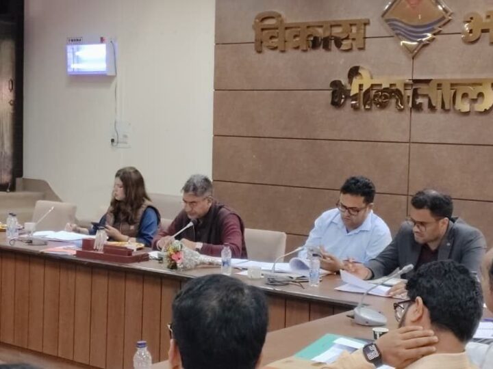 धरातल पर दिखनी चाहिए योजनाएं, अधिकारी करें फील्ड में जाकर सत्यापन – सचिव दीपक कुमार
