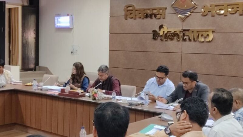 धरातल पर दिखनी चाहिए योजनाएं, अधिकारी करें फील्ड में जाकर सत्यापन – सचिव दीपक कुमार