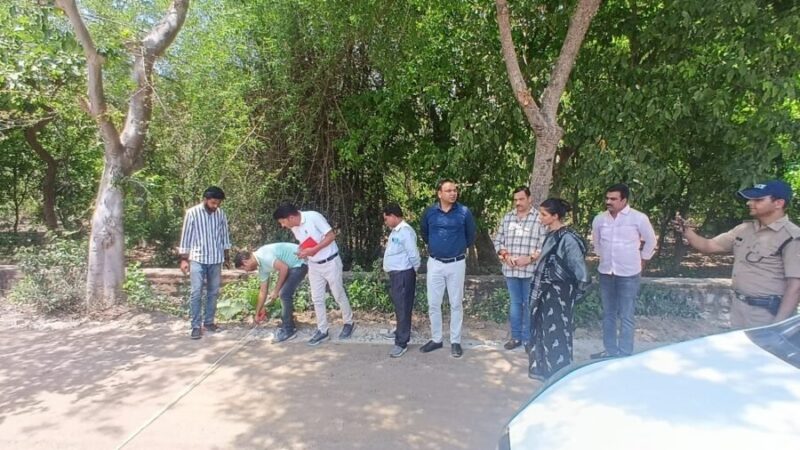 मेलाधिकारी सोनिका ने कुम्भ मेला को लेकर चल रहे निर्माण कार्यों का किया निरीक्षण, निर्माणाधीन सड़क की खुदाई करवा कर काम की क्वालिटी और क्वांटिटी को परखा