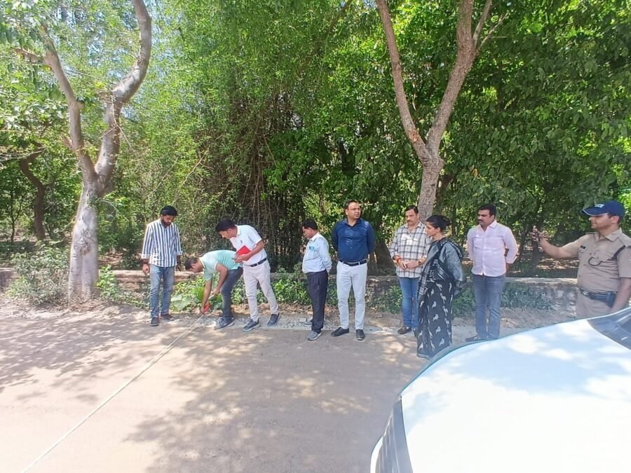 मेलाधिकारी सोनिका ने कुम्भ मेला को लेकर चल रहे निर्माण कार्यों का किया निरीक्षण, निर्माणाधीन सड़क की खुदाई करवा कर काम की क्वालिटी और क्वांटिटी को परखा