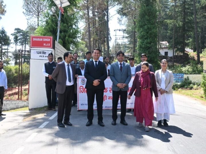 नो व्हीकल डे पर न्यायिक अधिकारियों ने दिया पर्यावरण संरक्षण का संदेश, पैदल पहुंचकर किया जागरुक
