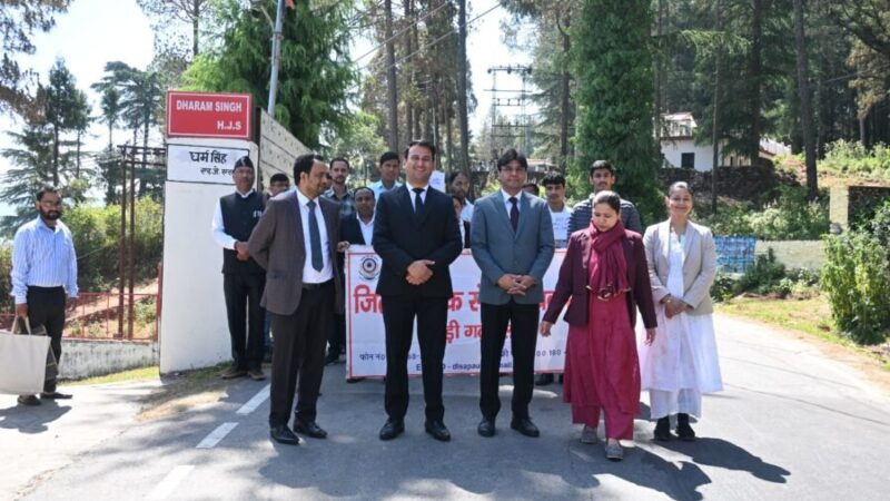 नो व्हीकल डे पर न्यायिक अधिकारियों ने दिया पर्यावरण संरक्षण का संदेश, पैदल पहुंचकर किया जागरुक
