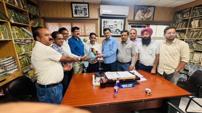 राज्य निगम कर्मचारी महासंघ ने सचिवालय संघ के अध्यक्ष दीपक जोशी व महासचिव राजेन्द्र रतूड़ी को दी शुभकामनाएं