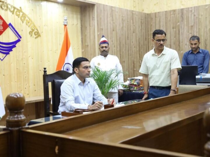 एटीएस कॉलोनी में दहशत फैलाने वाले बिल्डर पर डीएम सविन बंसल का कड़ा प्रहार, गुंडा एक्ट में 06 माह के लिए देहरादून से किया जिला बदर