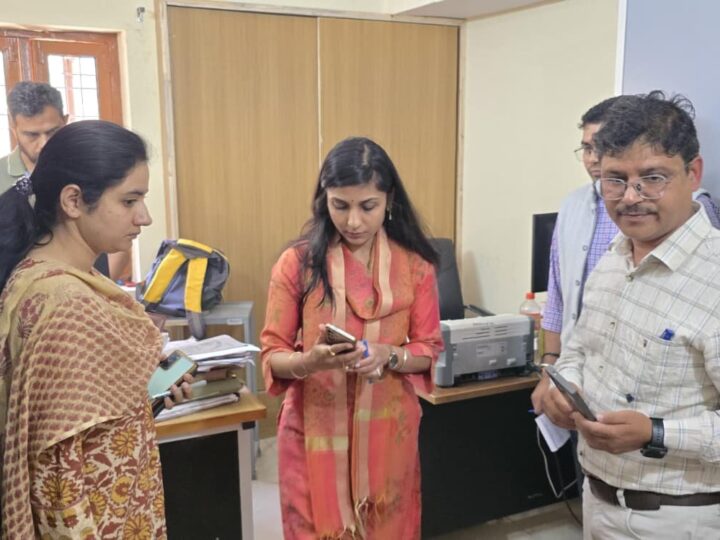 पेयजल शिकायतों पर डीएम स्वाति एस. भदौरिया का सख्त एक्शन, जल संस्थान कार्यालय का किया औचक निरिक्षण, ड्यूटी के दौरान घर पर मिले जेई को दी प्रतिकूल प्रविष्टि, अनुपस्थित अधीक्षण अभियंता का रोका वेतन