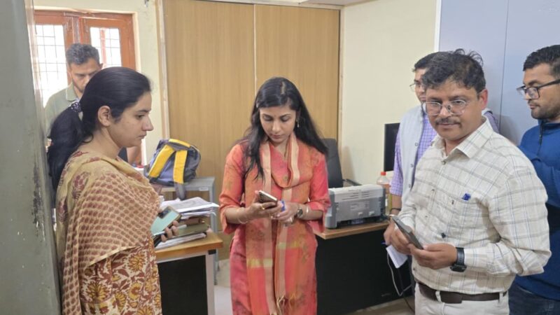 पेयजल शिकायतों पर डीएम स्वाति एस. भदौरिया का सख्त एक्शन, जल संस्थान कार्यालय का किया औचक निरिक्षण, ड्यूटी के दौरान घर पर मिले जेई को दी प्रतिकूल प्रविष्टि, अनुपस्थित अधीक्षण अभियंता का रोका वेतन