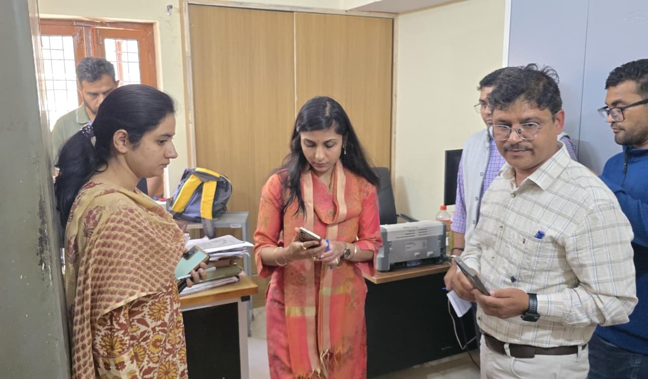 पेयजल शिकायतों पर डीएम स्वाति एस. भदौरिया का सख्त एक्शन, जल संस्थान कार्यालय का किया औचक निरिक्षण, ड्यूटी के दौरान घर पर मिले जेई को दी प्रतिकूल प्रविष्टि, अनुपस्थित अधीक्षण अभियंता का रोका वेतन