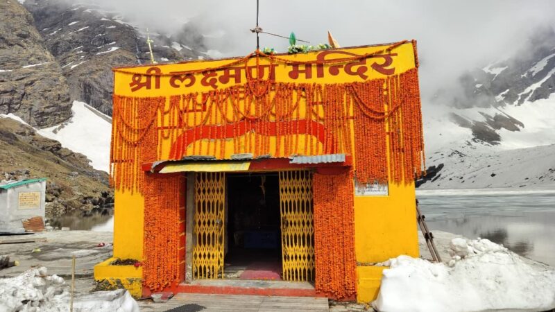 श्रद्धालुओं को खुले लोकपाल लक्ष्मण मंदिर के कपाट