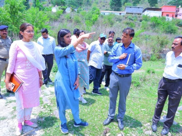 कमेड़ा गांव पहुंचीं डीएम स्वाति एस. भदौरिया, जन चौपाल में सुनी ग्रामीणों की समस्याएं, विकास योजनाओं का स्थलीय निरीक्षण कर अधिकारियों को दिए सख्त निर्देश