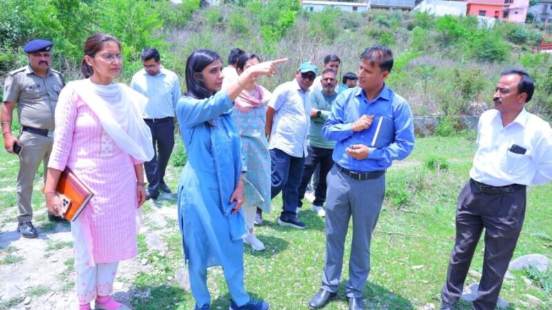 कमेड़ा गांव पहुंचीं डीएम स्वाति एस. भदौरिया, जन चौपाल में सुनी ग्रामीणों की समस्याएं, विकास योजनाओं का स्थलीय निरीक्षण कर अधिकारियों को दिए सख्त निर्देश