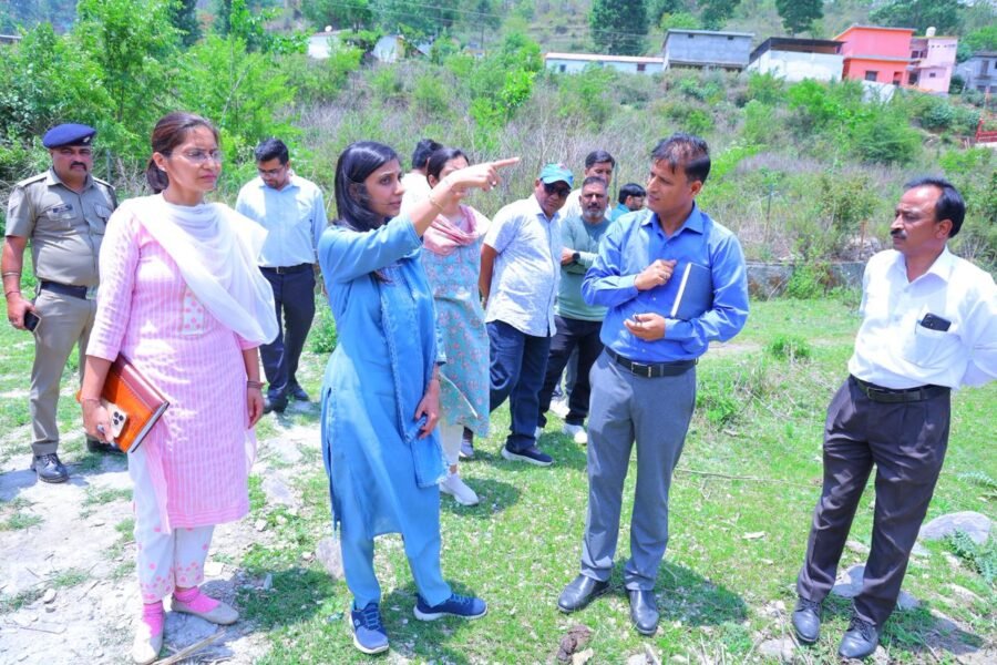 कमेड़ा गांव पहुंचीं डीएम स्वाति एस. भदौरिया, जन चौपाल में सुनी ग्रामीणों की समस्याएं, विकास योजनाओं का स्थलीय निरीक्षण कर अधिकारियों को दिए सख्त निर्देश
