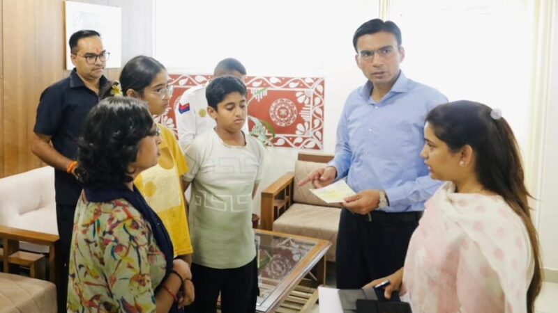 डीएम सविन बंसल के निर्देश पर कैंसर पीड़ित विधवा महिला और बच्चों के लिए सहारा बना जिला प्रशासन, आर्थिक सहायता, बच्चों की शिक्षा और उपचार के लिए मिला सहयोग