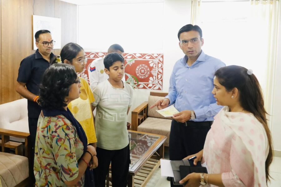 डीएम सविन बंसल के निर्देश पर कैंसर पीड़ित विधवा महिला और बच्चों के लिए सहारा बना जिला प्रशासन, आर्थिक सहायता, बच्चों की शिक्षा और उपचार के लिए मिला सहयोग