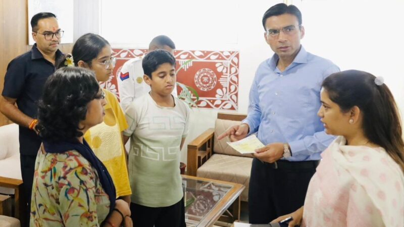 कैंसर से जूझती मां के आंसुओं में जिला प्रशासन बना उम्मीद की किरण