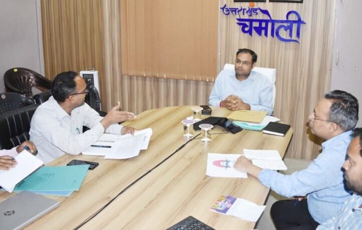 डीएम गौरव कुमार ने की बीबीबीपी योजनाओं की समीक्षा, विभागों को आपसी समन्वय से कार्य करने के दिए निर्देश