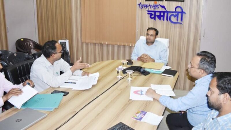 डीएम गौरव कुमार ने की बीबीबीपी योजनाओं की समीक्षा, विभागों को आपसी समन्वय से कार्य करने के दिए निर्देश