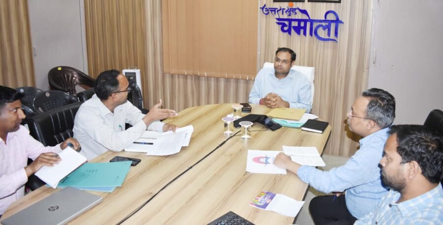 डीएम गौरव कुमार ने की बीबीबीपी योजनाओं की समीक्षा, विभागों को आपसी समन्वय से कार्य करने के दिए निर्देश