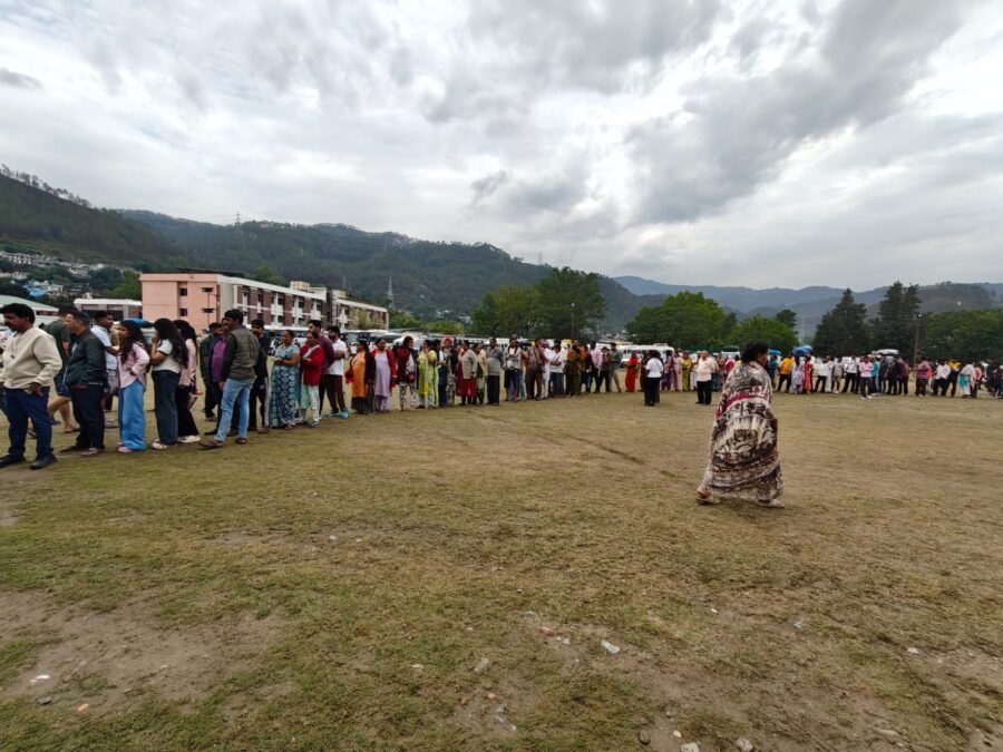 मौसम अलर्ट के बीच यात्रियों की सुरक्षा को प्राथमिकता, श्रीनगर में बनाए गए सुरक्षित होल्डिंग स्थल, डीएम स्वाति एस. भदौरिया के निर्देश पर पेयजल, भोजन और ठहरने की समुचित व्यवस्था