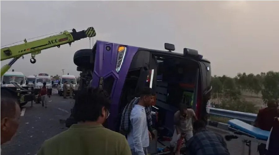 भीषण हादसा : बस पलटने से दारोगा और कैदी समेत छह की मौत, 22 यात्री घायल
