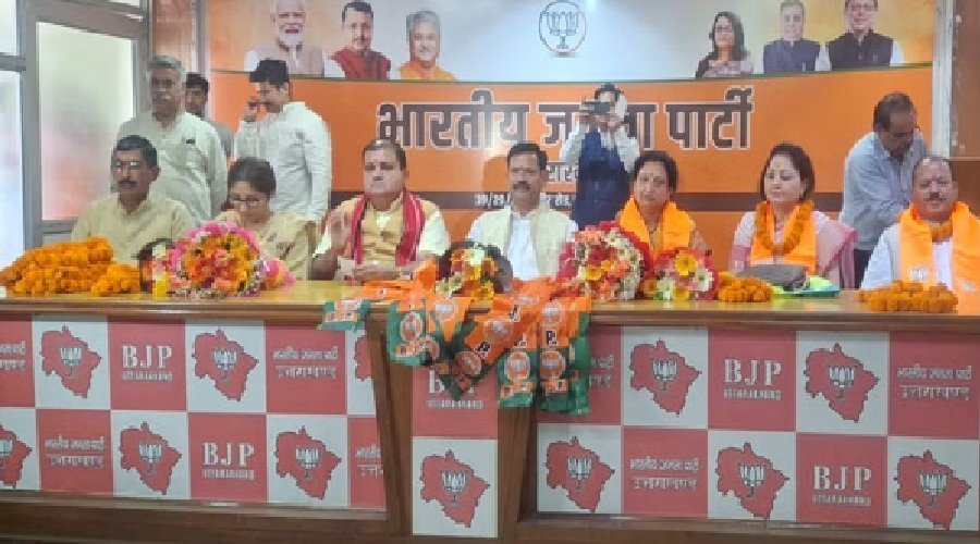 उत्तराखंड में कांग्रेस को झटका, कई नेताओं ने थामा भाजपा का दामन