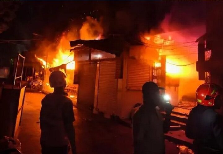 मार्केट में भीषण आग, दमकलकर्मी और सुरक्षा गार्ड की मौत