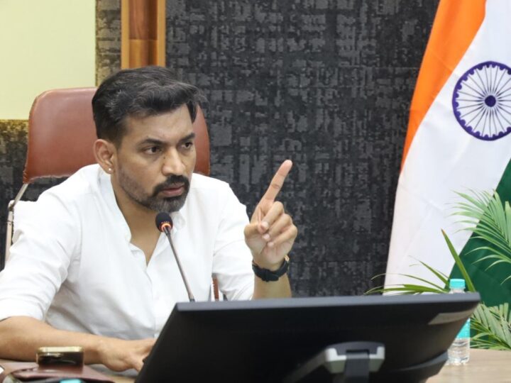 मतदाता सूची पुनरीक्षण कार्यो में लापरवाही नहीं होगी बर्दाश्त – डीएम डॉ. आशीष चौहान