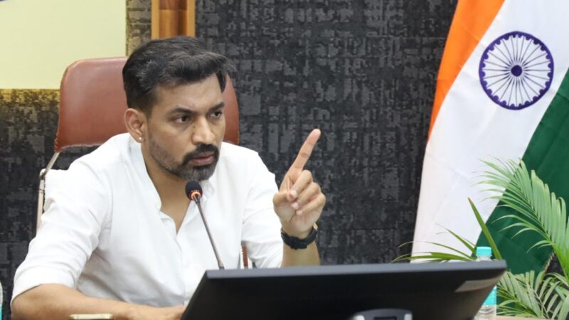 मतदाता सूची पुनरीक्षण कार्यो में लापरवाही नहीं होगी बर्दाश्त – डीएम डॉ. आशीष चौहान
