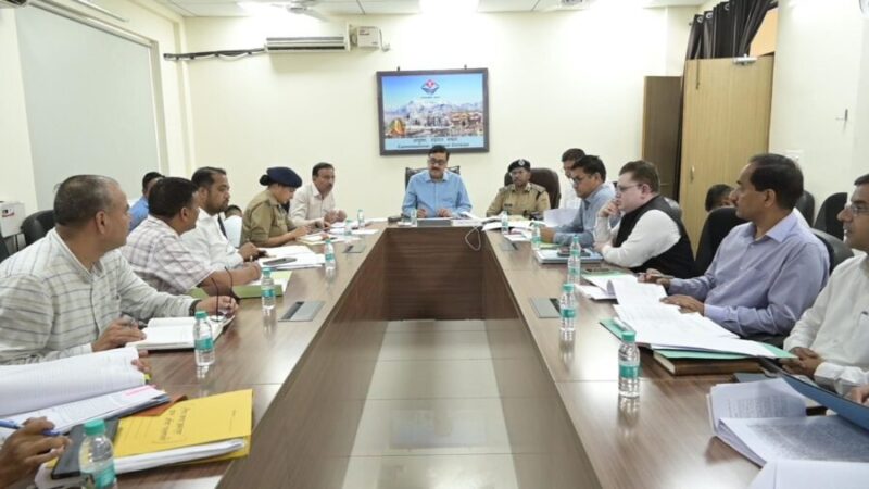 लैंड फ्रॉड पर गढ़वाल कमिश्नर विनय शंकर पांडेय सख्त, 125 मामलों की सुनवाई, 45 निस्तारित, 24 मामलों में एफआईआर दर्ज कराने के दिए निर्देश