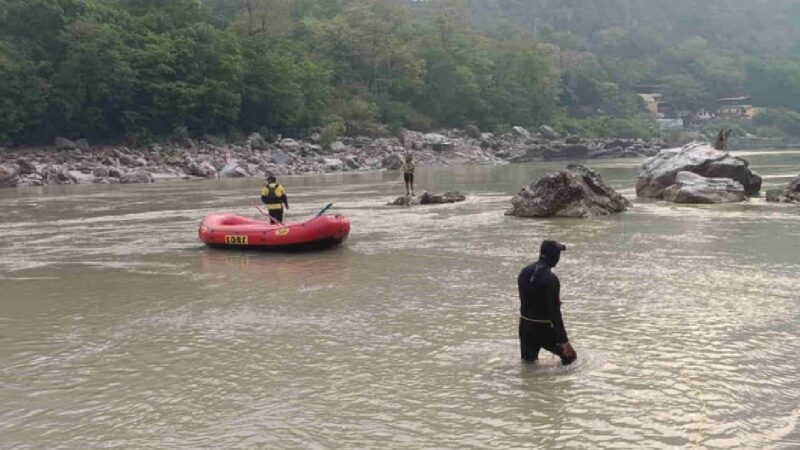 उत्तराखंड : प्रतिबंधित घाट पर फोटो खींचते समय गंगा में बहे दो युवक, सर्च अभियान जारी