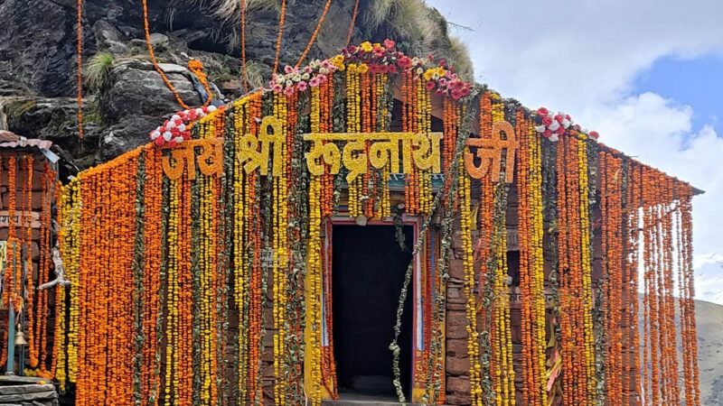 रूद्रनाथ मंदिर में उमड़ा तीर्थयात्रियों का हुजुम