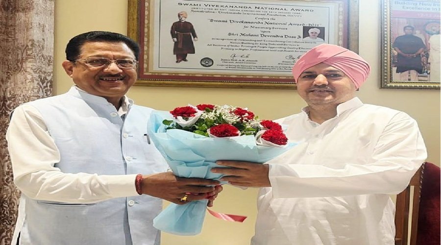 धस्माना ने महंत देवेन्द्र दास से की मुलाकात, स्वास्थ्य सेवाओं के लिए जताया आभार