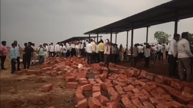 दर्दनाक हादसा : तूफानी बारिश में दीवार गिरने से छह श्रद्धालुओं की मौत, 15 घायल