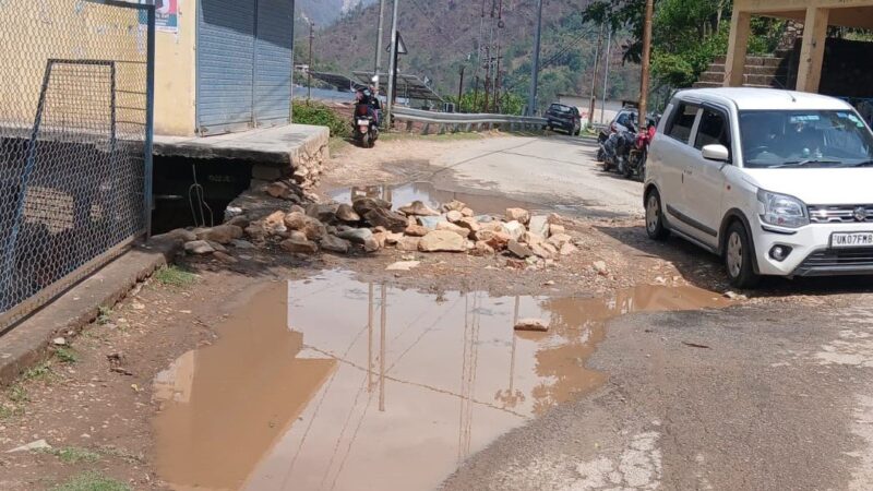 आधे अधूरे कार्यों से आवाजाही में हो रही परेशानी