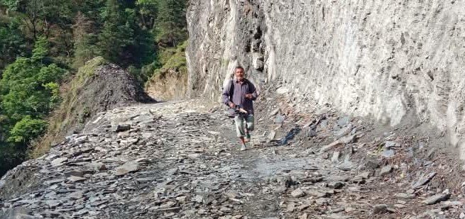 दरकने लगी काली चट्टान, जान जोखिम में डालकर हो रही आवाजाही