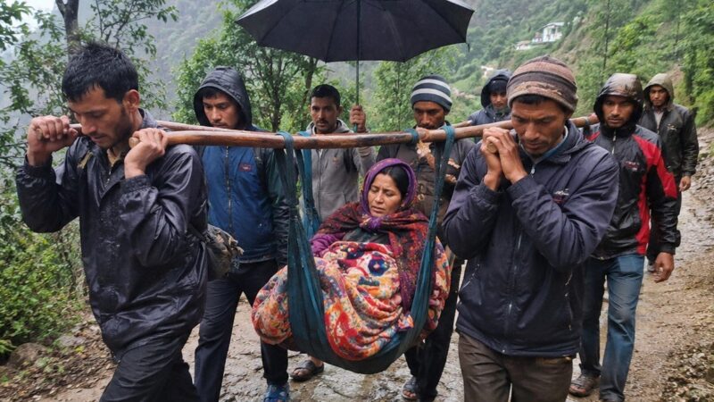 बीमार महिला को डंडी के सहारे पहुंचाया सड़क तक