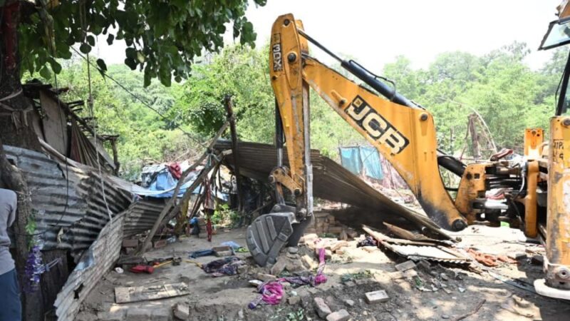 अवैध अतिक्रमण के खिलाफ चला प्रशासन का पीला पंजा, नगर मजिस्ट्रेट हर गिरी के नेतृत्व में चलाया गया अभियान