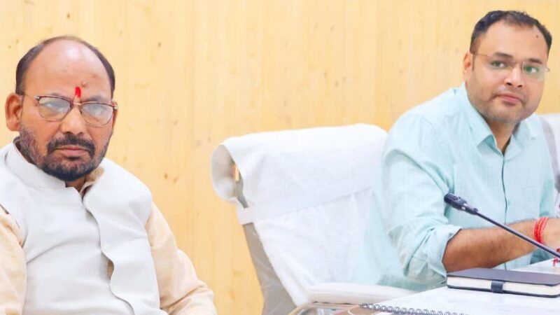 आपदा पुनर्वास कार्यों में देरी पर डीएम नाराज, अधिकारियों को दिए तेजी लाने के निर्देश
