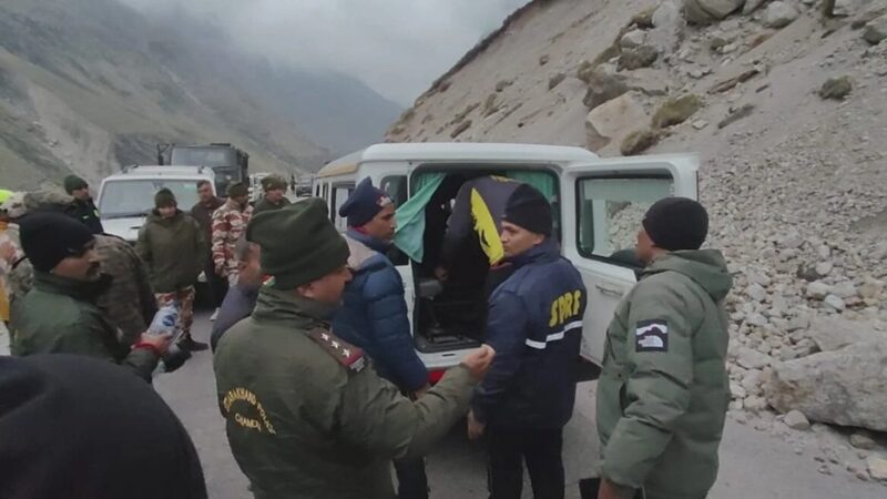 घस्तोली से खराब वाहन ला रहा ट्रक बद्रीनाथ के पास पलटा, एक युवक की मौत