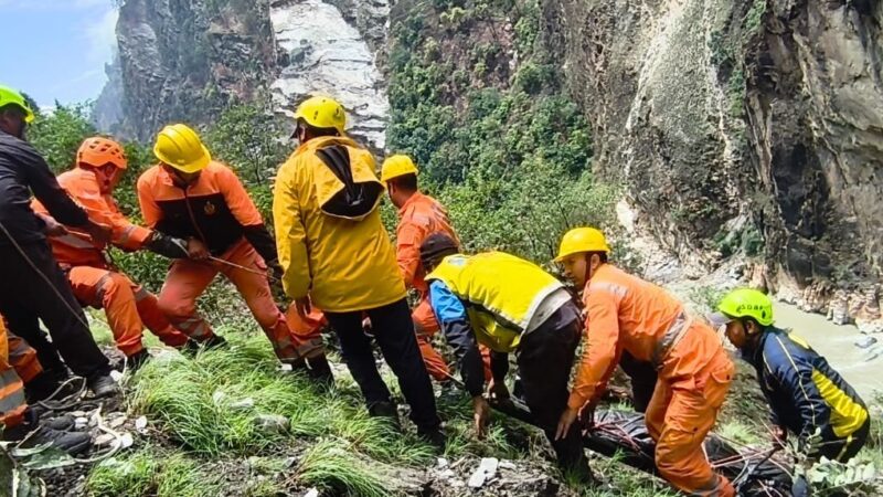 बदरीनाथ हाइवे पर खाई में गिरा ट्रक, चालक की मौत