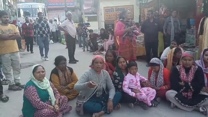 जोशीमठ के नरसिंह मंदिर में गेट सिस्टम को लेकर महिलाओं का भारी हंगामा,