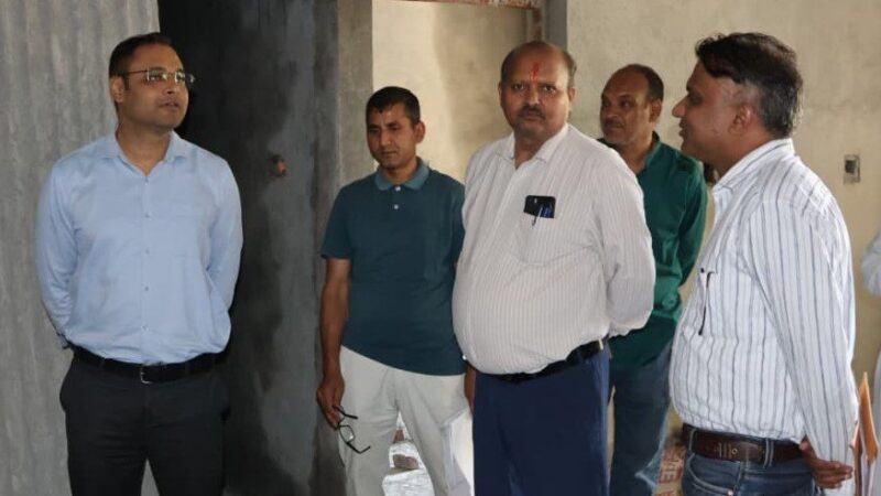 नंदप्रयाग तहसील भवन का निरीक्षण, डीएम गौरव कुमार ने गुणवत्ता और समयबद्धता पर दिया जोर