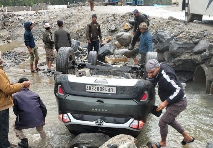 उत्तरकाशी : धराली बाजार के पास सड़क हादसा, कार अनियंत्रित होकर दुर्घटनाग्रस्त, चार लोग घायल