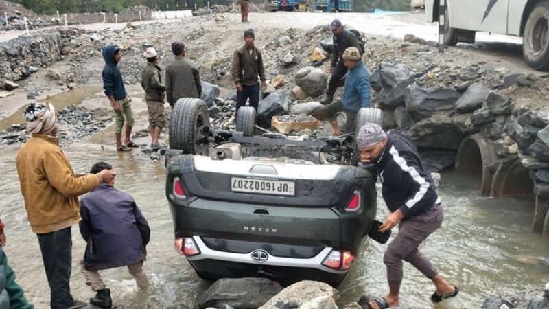 उत्तरकाशी : धराली बाजार के पास सड़क हादसा, कार अनियंत्रित होकर दुर्घटनाग्रस्त, चार लोग घायल