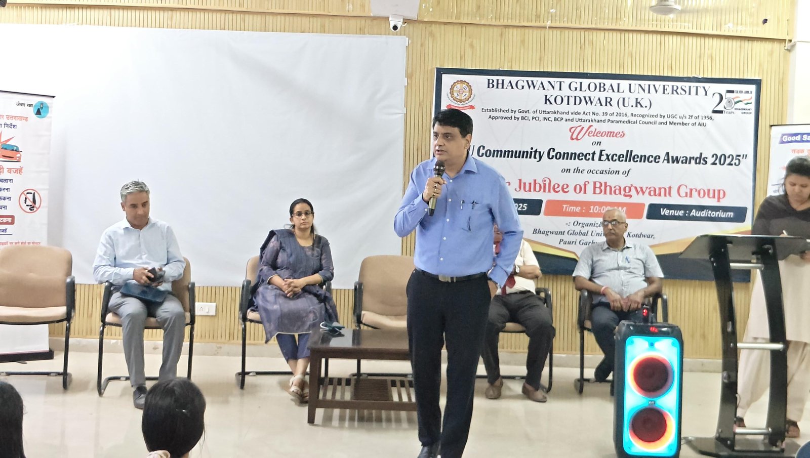 कोटद्वार : सड़क सुरक्षा का संदेश लेकर युवाओं के बीच पहुंचे आरटीओ, बीजीयू में बांटे हेलमेट और फर्स्ट एड किट