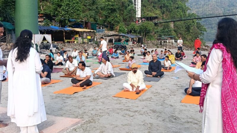 कंडोलिया मैदान और सिरासू गंगा तट पर हुआ योगाभ्यास, बड़ी संख्या में लोगों ने की सहभागिता