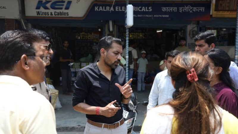 धीमी प्रगति पर डीएम डॉ. आशीष चौहान का सख्त रुख, यूपीसीएल के अधीक्षण अभियंता का वेतन रोका