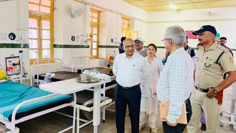 गढ़वाल मंडल आयुक्त आनंद स्वरूप ने जिला चिकित्सालय का औचक निरीक्षण कर परखी स्वास्थ्य सेवाएं, दिए निर्देश