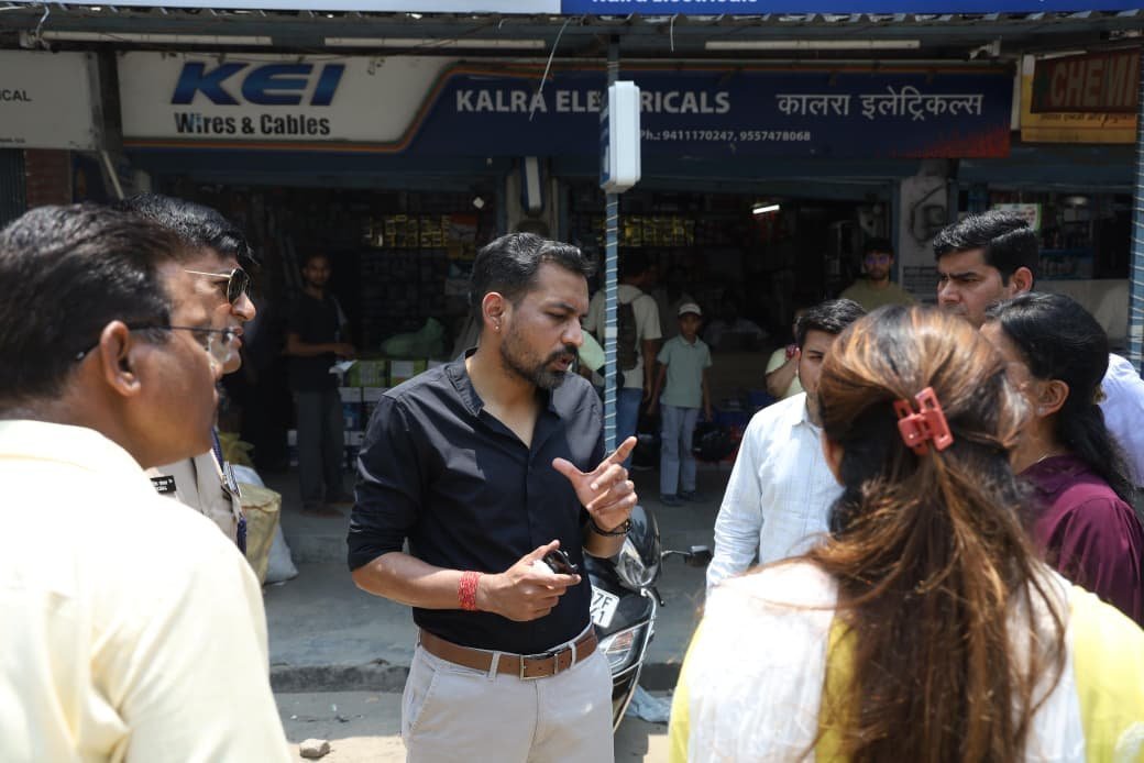 धीमी प्रगति पर डीएम का सख्त रुख, यूपीसीएल के अधीक्षण अभियंता का वेतन रोका